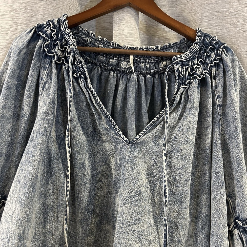 Free People Ainsley Denim top womens Small Blue faded bell‎ sleeve Boho - Picture 3 of 6